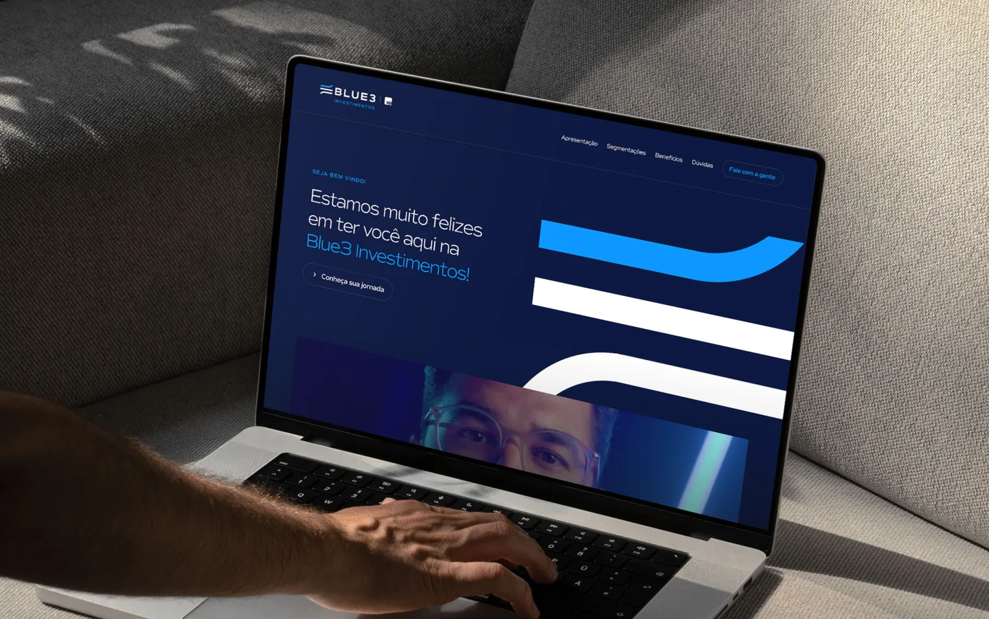 Blue3 Investimentos website on a laptop